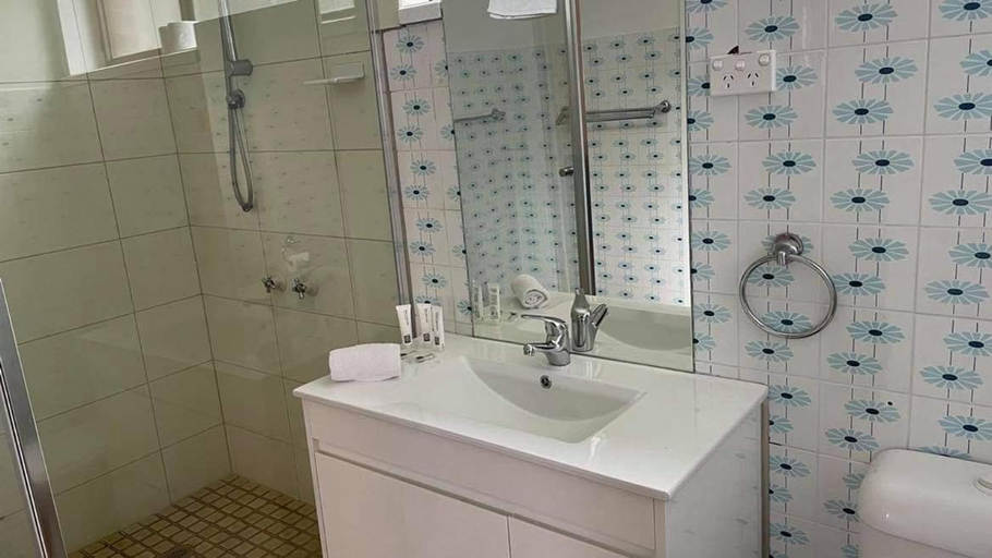 Bathroom, The Black Horse Hotel, Melbourne