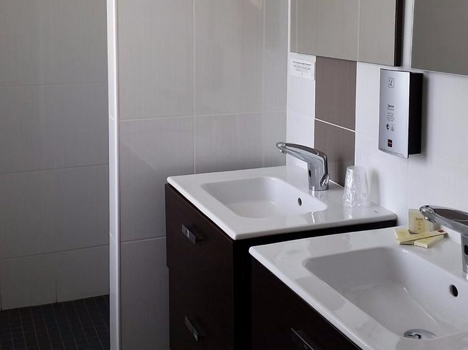 Bathroom 3, Hotel Restaurant LE YETI, Jura