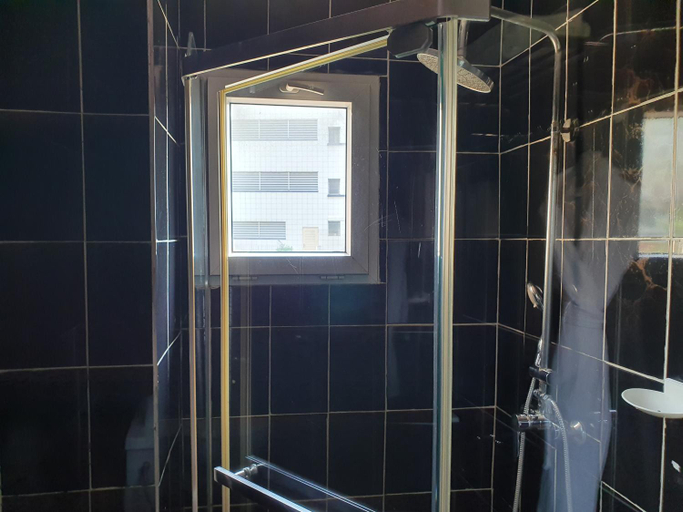 Bathroom 4, Hotel Imperial, Komo-Mondah