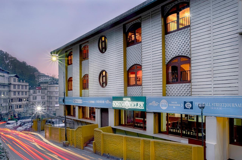Exterior & Views