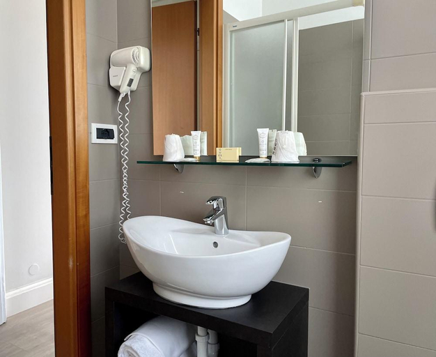 Bathroom 3, Hotel Bazzoni, Como