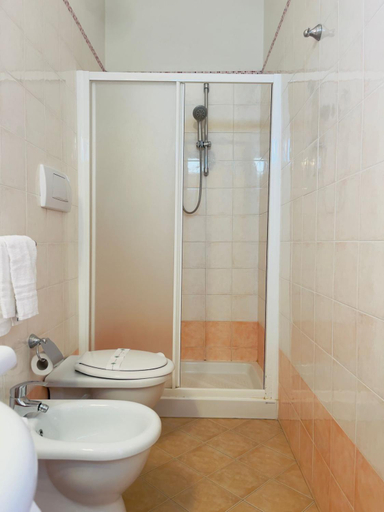 Bathroom 2, Hotel Betty, Rimini