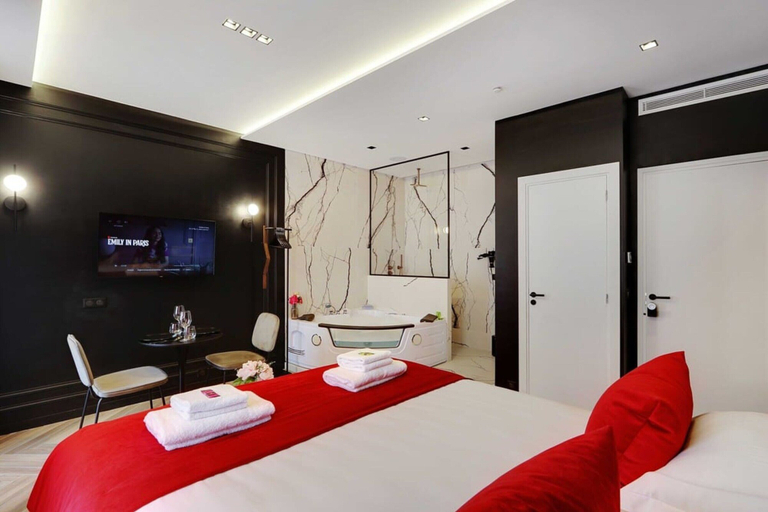 Room 2, Luxurious Suite With AC Le Marais Beaubourg, Paris