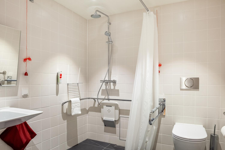 Bathroom 5, IntercityHotel Dortmund, Dortmund
