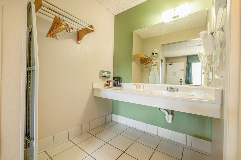 Bathroom 4, Townhouse Barstow On Historic Route 66 CA I 15, San Bernardino