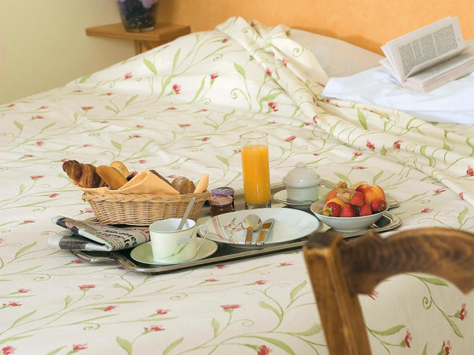 Bedroom 2, Logis Hotel Restaurant Le Clos du Vigneron, Loiret
