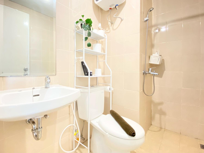 Bathroom 3, Homey 2BR Apt at Parahyangan Residence By Travelio, Bandung