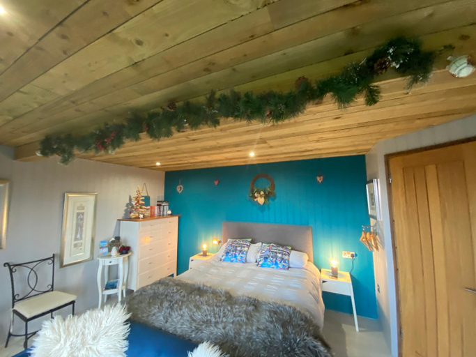 Bedroom 2, The Pod & Cwtch luxury accommodation, Ceredigion