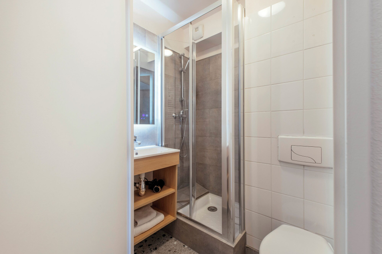 Bathroom 4, Aparthotel Adagio Access Paris Saint-Denis Pleyel, Seine-Saint-Denis