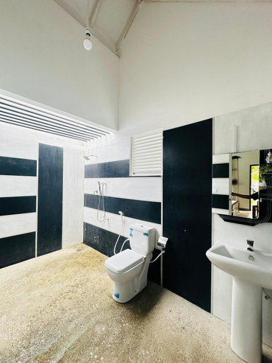 Bathroom, The Surfing Beach - Nilaveli, Trincomalee Town and Gravets