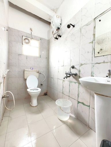 Bathroom, Hotel Sai Sandpiper, Puri