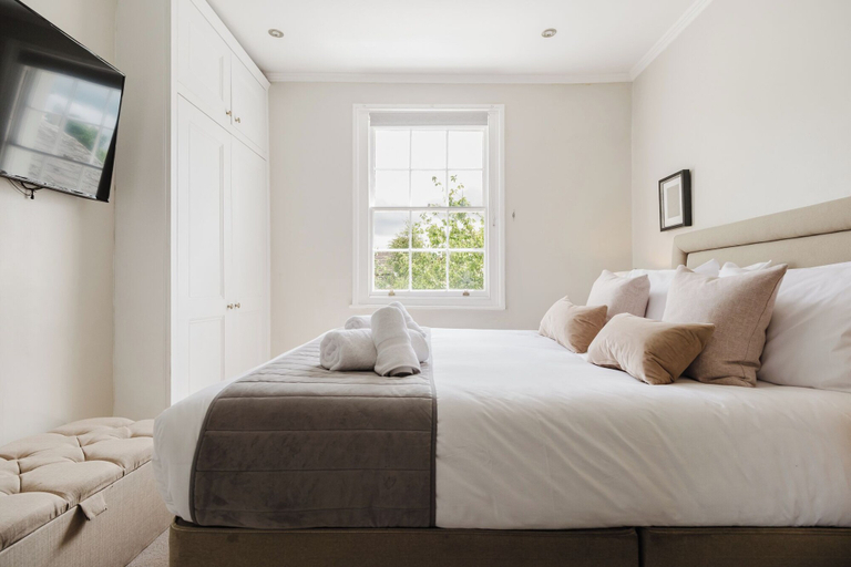 Room 4, Stylish Townhouse Annexe Cheltenham, Gloucestershire