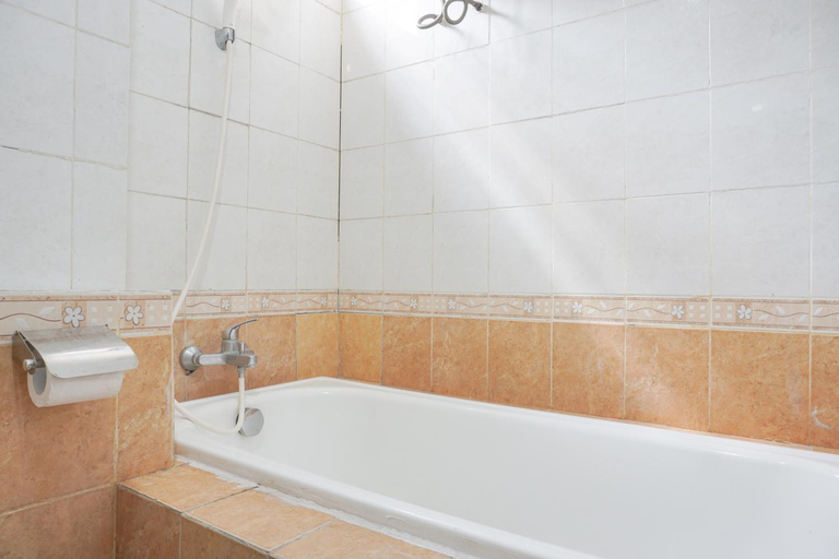 Bathroom 4, Modern 3BR Grand Palace Apartment By Travelio, Jakarta Pusat