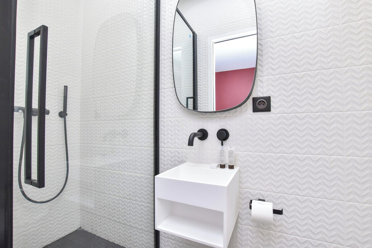 Bathroom 5, Cosy Bedroom - Tour Eiffel / Champs de Mars 9A, Paris