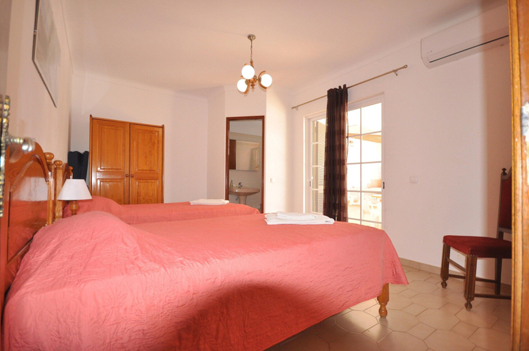 Room 2, Spacious villa with private pool, Loulé