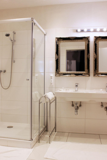 Bathroom 3, Stadthotel Restaurant Auerhahn, Vöcklabruck