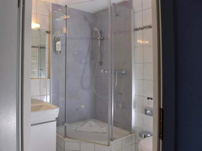 Bathroom 3, Apartment in Oberhausen near Scenic Lake, Oberhausen