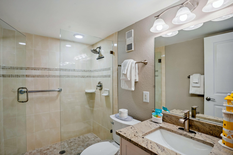 Bathroom 4, Land's End 7-203 Beach Front - Premier, Pinellas
