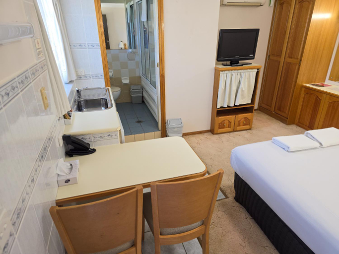 Bedroom 2, Tumut Valley Motel, Tumut