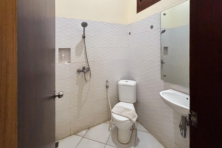 Bathroom 5, Urbanview Alfiya Hotel Lampung by RedDoorz, Bandar Lampung