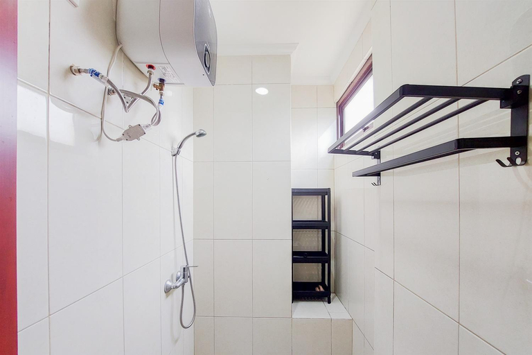 Bathroom 3, Spacious and Modern 3BR at Asatti Apt By Travelio, Tangerang Selatan