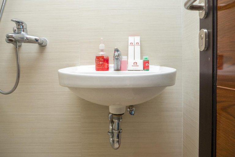 Bathroom 2, Relaxing 3BR at Gateway Pasteur Apt By Travelio, Bandung