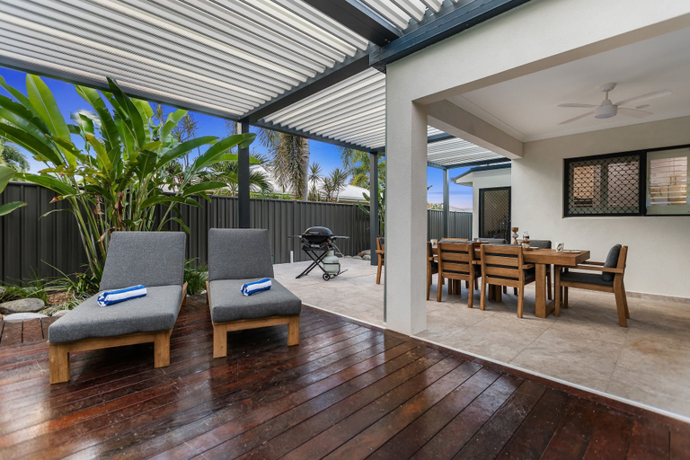 Room 2, Curlews Nest - Pool BBQ and Beach, Cairns
