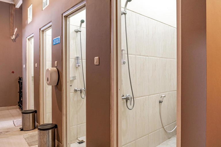 Bathroom 4, RedDoorz Hostel near LTC Glodok, West Jakarta