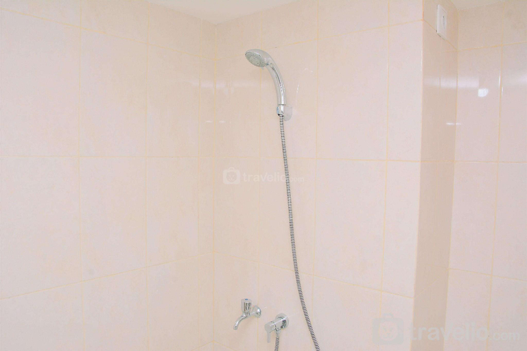 Bathroom, Studio Apartment at The Springlake By Travelio, Bekasi