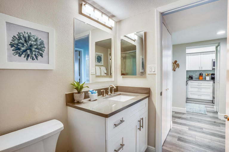 Bathroom 4, Land's End 10-203 Beach Front - Premier, Pinellas