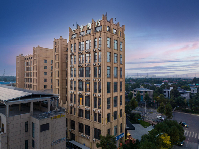 Exterior & Views