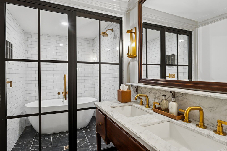 Bathroom 4, Hotel Burg, Loudoun
