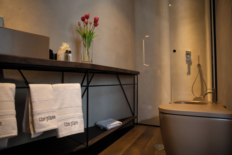 Bathroom 5, Licia, Rome