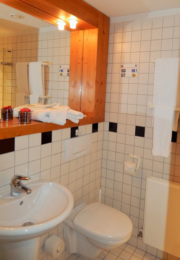 Bathroom 3, Hotel Brasserie Beierhaascht, Capellen