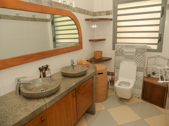 Bathroom 4, La Colombine, Analanjirofo