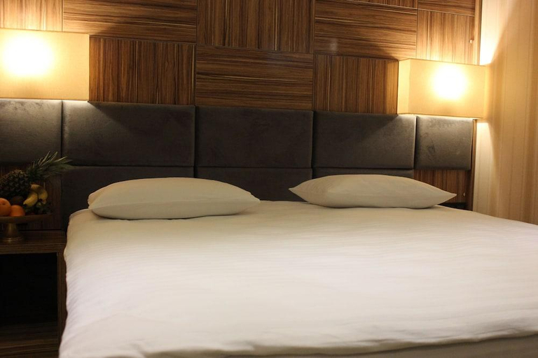 3, Neba Royal Hotel, Merkez