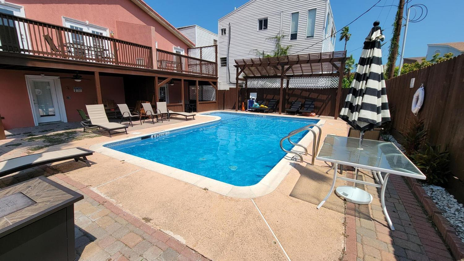 Sport & Beauty 2, Campeche Triplex Unit B, Cameron