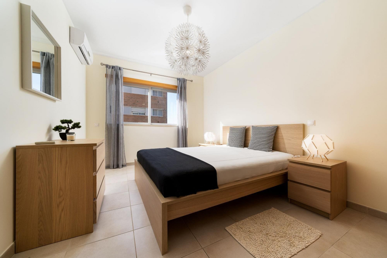 Room 2, T1 Varandas Forte Piscina Ar Cond Garagem, Loulé