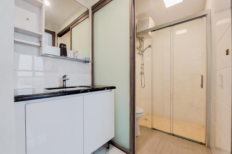 Bathroom 3, Restful and Comfy 2BR at Sky House BSD By Tarvelio, Tangerang