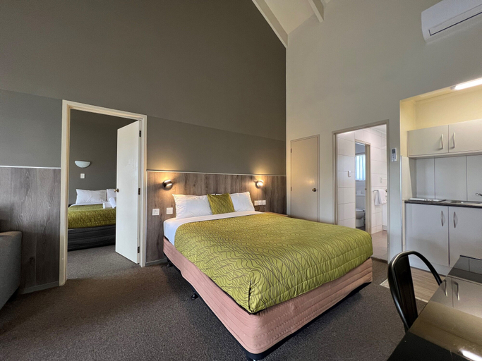 Bedroom 3, Airport Manor Inn, Manukau