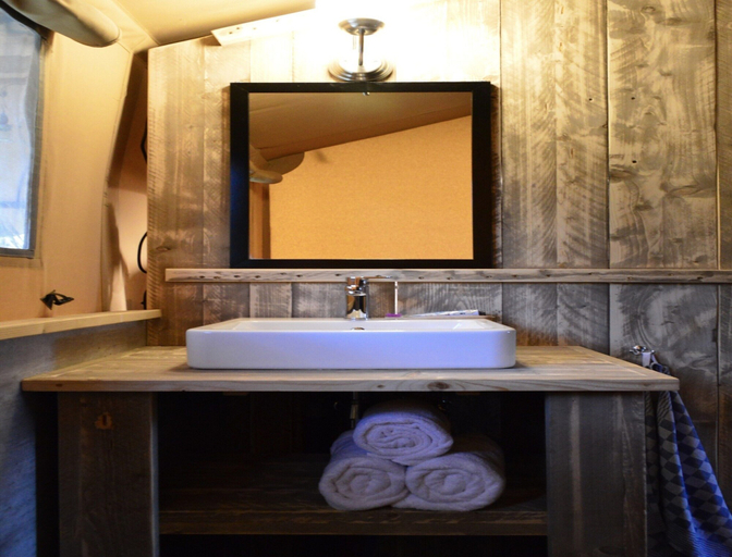 Bathroom, Homely Tent with Kitchen & Shower near Beach & Campsite, 's-Gravenzande