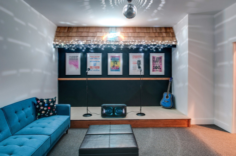 Room 3, Rooftop DT City Views - Bluebird Karaoke - 14 Beds, Davidson