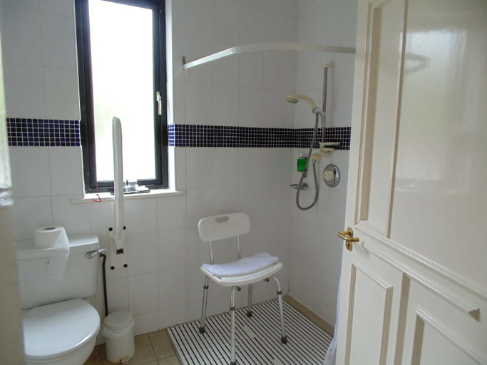 Bathroom 4, Ostan Oilean Acla