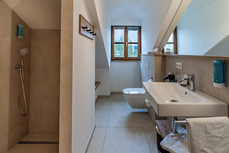 Bathroom 5, Landgasthof Pauliwirt, Mühldorf am Inn