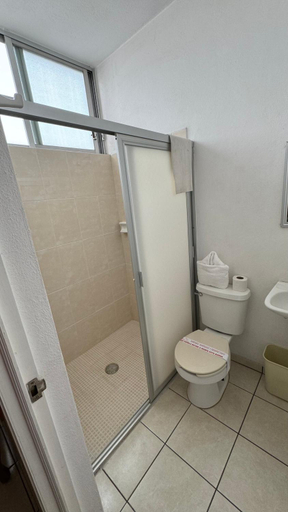 Bathroom 4, Hotel Ana Isabel, Zamora