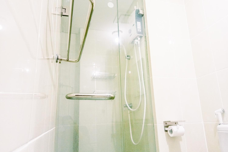 Bathroom 3, Elegan 2BR M-Town near Summarecon Mall By Travelio, Tangerang