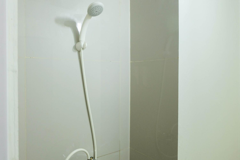 Bathroom, Cozy 2BR Bogorienze Resort Apartment By Travelio, Bogor
