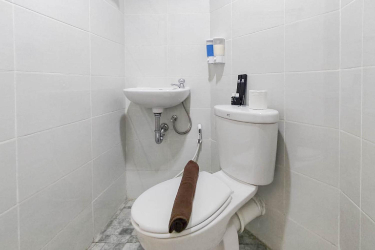 Bathroom 5, MinimalistHomey Studio at Amartha View By Travelio, Semarang