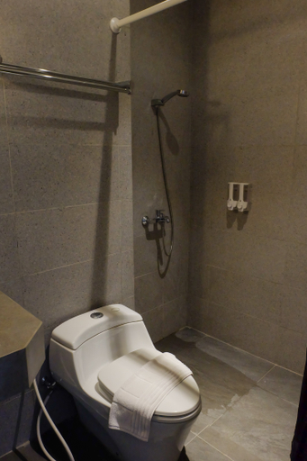 Bathroom 5, Tengah Tengah By NamRoom, South Jakarta