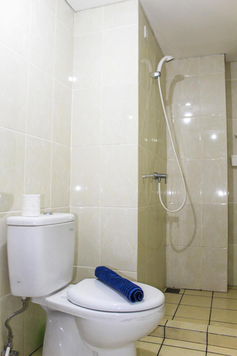 Bathroom, Spacious and Cozy 2BR M-Town Apartment By Travelio, Tangerang